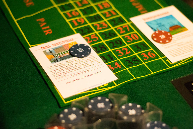 Ведущий развлекает гостей на корпоративе в Армавире