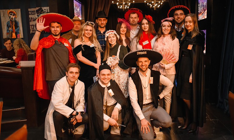 Корпоратив на Новый год в Армавире — празднично украшенный банкетный зал