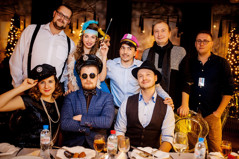 Команда компании празднует Новый год в ресторане Армавире